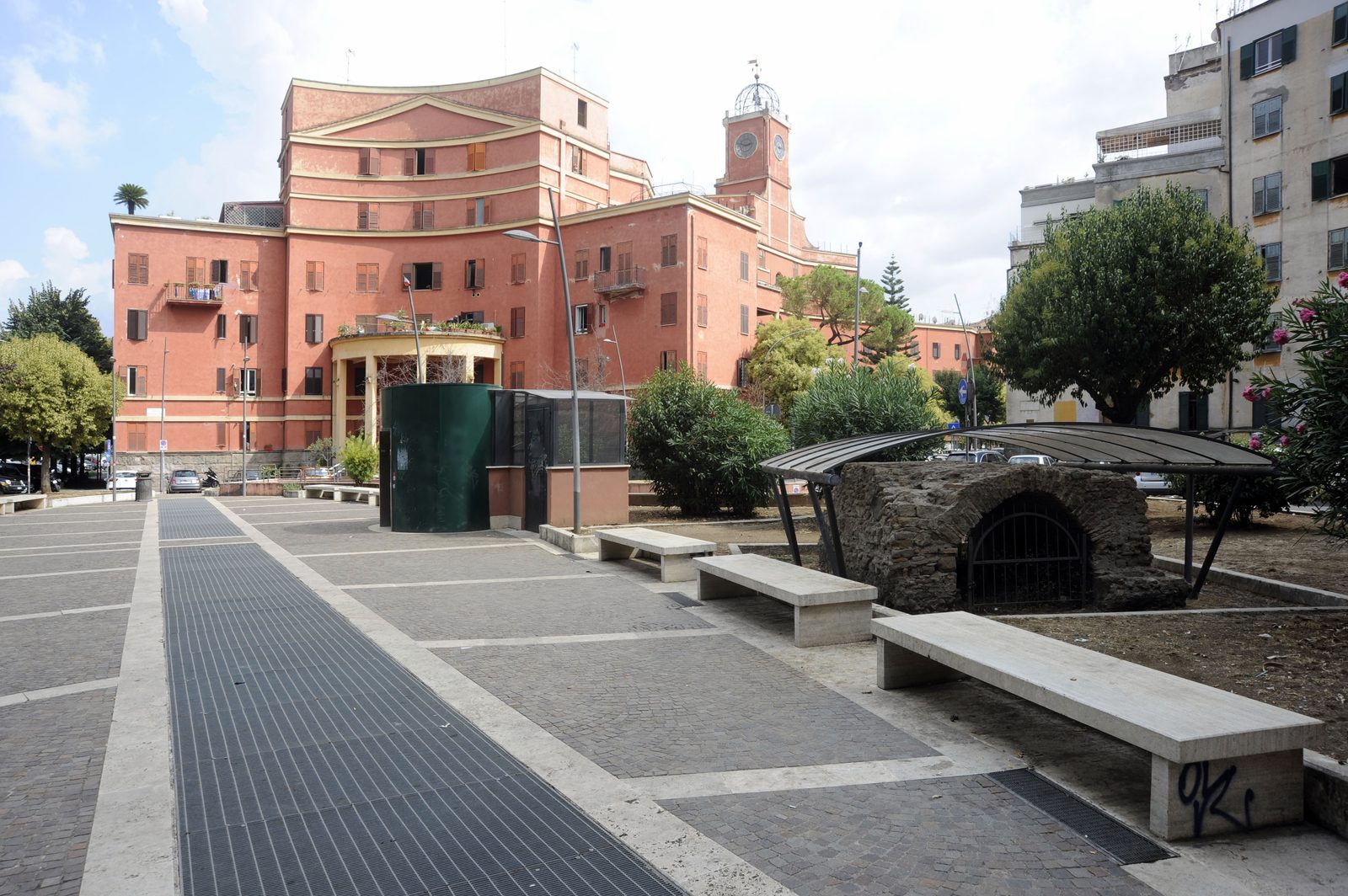 The Albergo Rosso tower with the clock